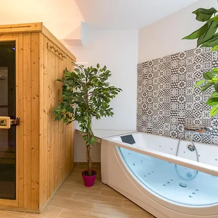 Aliya, Charme Et Relaxation Avec Jacuzzi Et Sauna *